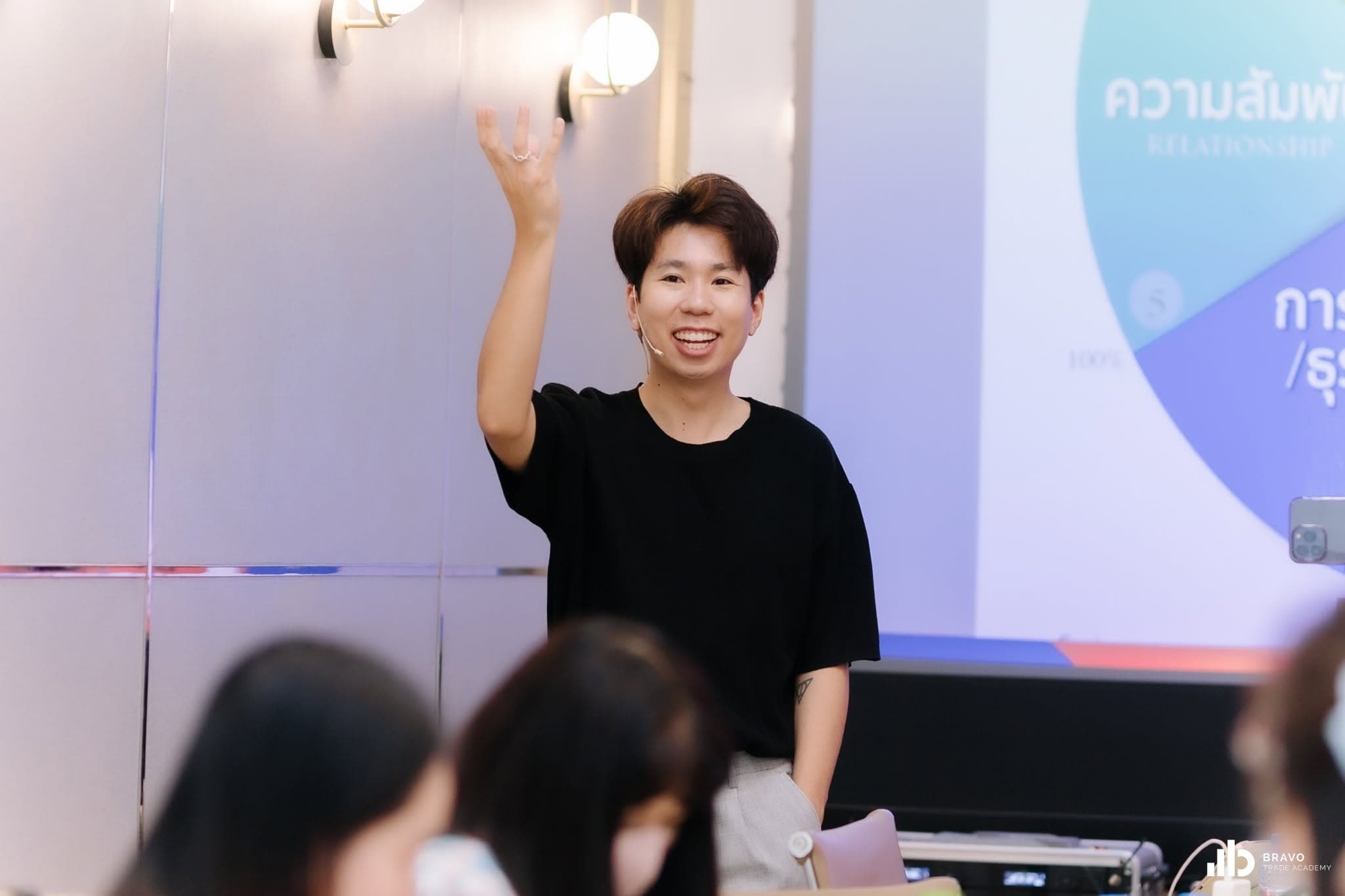 โค้ชกอล์ฟกำลังสอนผู้เรียนในคลาส